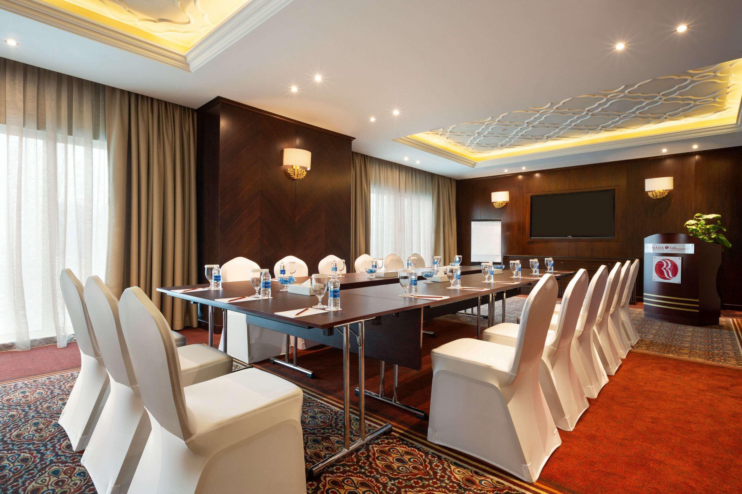 Ramada By Wyndham Manama City Centre Bagian luar foto
